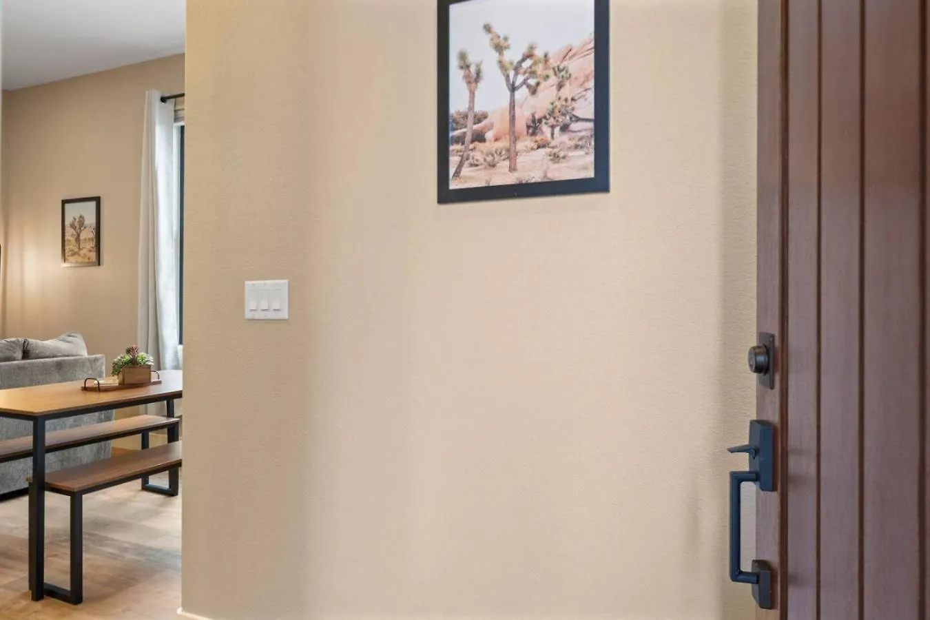 Luxury Living Modern Midtown Ensuite Baths Patio Reno Apartment
