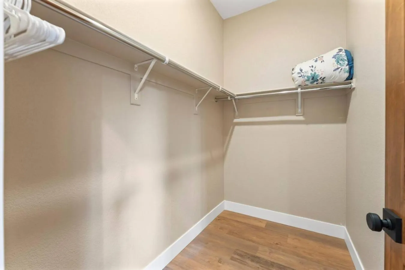 Luxury Living Modern Midtown Ensuite Baths Patio Reno