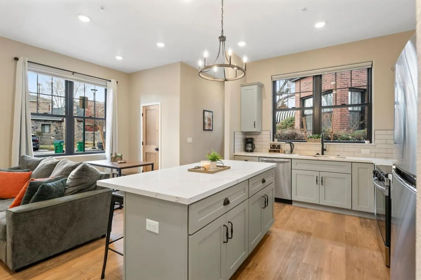 Apartment Luxury Living Modern Midtown Ensuite Baths Patio Reno