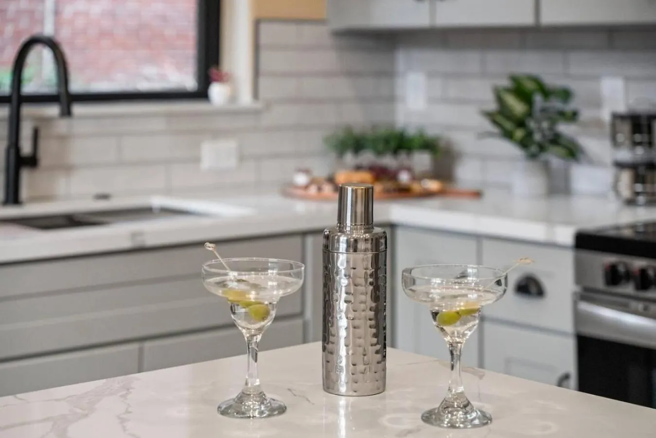 Apartment Luxury Living Modern Midtown Ensuite Baths Patio Reno
